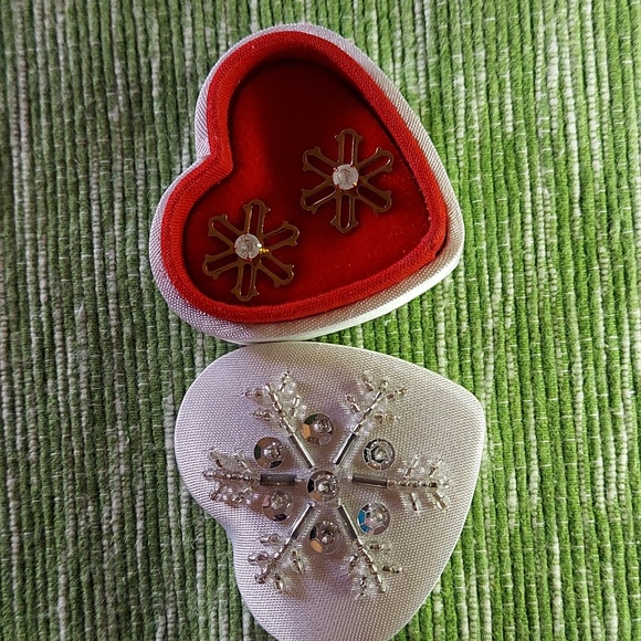 Avon Snow Petals Convertible Earrings & Christmas tree pin - Picture 6 of 7